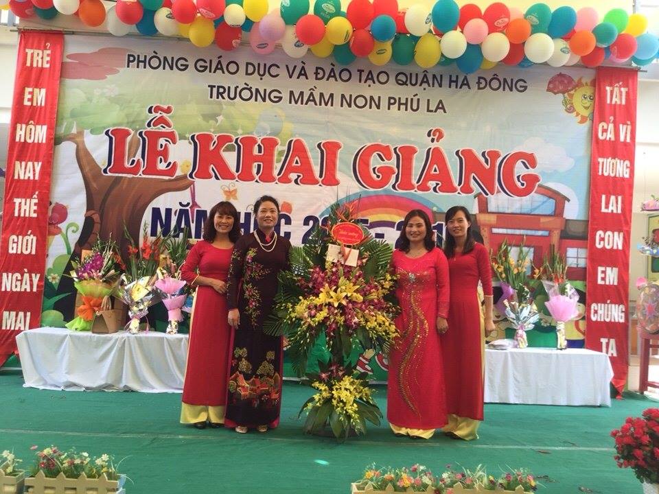 Các vị lãnh đạo sở GD&ĐT Hà Nội về tặng hoa và quà chúc mừng nhà trường nhân dịp khai giảng