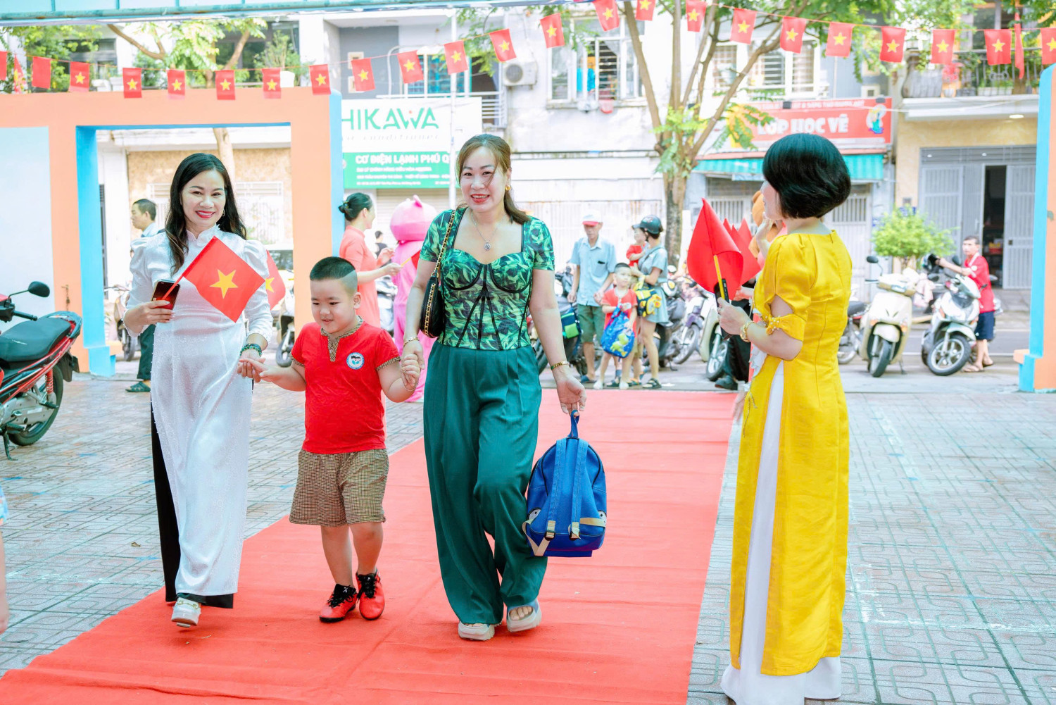 TIẾNG CƯỜI NGÀY TỰU TRƯỜNG - HÂN HOAN NGẬP TRÀN YÊU THƯƠNG